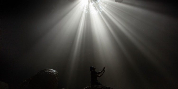 Esai: Sepi yang Menerangi