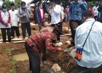 Ketua DPD LDII Kabupaten Nabire menghadiri acara Peletakan batu pertama pembangunan Masjid Ar-Rahim Kampung Waharia Distrik Teluk Kimi. Sabtu, 13 November 2020 Ketua DPD LDII Kabupaten Nabire H. Nuryadi, S.Pd., M.MPd menghadiri acara peletakan batu pertama pembangunan Masjid Ar-Rahim yang berlokasi di Kampung Waharia Distrik Teluk Kimi. Acara di buka oleh Bupati Nabire Isaias Douw, S.Sos.,MAP, turut hadir dalam acara tersebut yaitu Kepala Kantor Kementerian Agama Kabupaten Nabire yang diwakili Kepala Bagian Tata Usaha Robert, Ketua MUI Kabupaten Nabire yang diwakili Sekretaris MUI yang juga sebagai Ketua LDII Kabupaten Nabire H. Nuryadi, S.Pd., M.MPd, serta tokoh agama, tokoh masyarakat dan umat muslim.