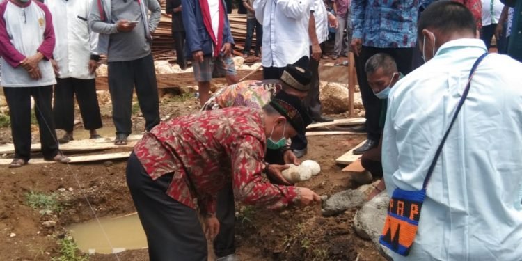 Ketua DPD LDII Kabupaten Nabire menghadiri acara Peletakan batu pertama pembangunan Masjid Ar-Rahim Kampung Waharia Distrik Teluk Kimi. Sabtu, 13 November 2020 Ketua DPD LDII Kabupaten Nabire H. Nuryadi, S.Pd., M.MPd menghadiri acara peletakan batu pertama pembangunan Masjid Ar-Rahim yang berlokasi di Kampung Waharia Distrik Teluk Kimi. Acara di buka oleh Bupati Nabire Isaias Douw, S.Sos.,MAP, turut hadir dalam acara tersebut yaitu Kepala Kantor Kementerian Agama Kabupaten Nabire yang diwakili Kepala Bagian Tata Usaha Robert, Ketua MUI Kabupaten Nabire yang diwakili Sekretaris MUI yang juga sebagai Ketua LDII Kabupaten Nabire H. Nuryadi, S.Pd., M.MPd, serta tokoh agama, tokoh masyarakat dan umat muslim.
