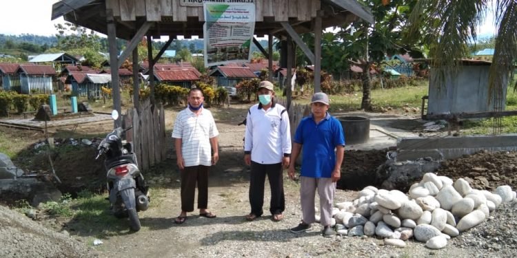 PAC LDII Kelurahan Bumi wonorejo Serahkan Bantuan Pembangunan Pagar TPU SANUSI