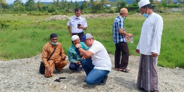 Pengukuran dan Penentuan Arah Kiblat Pembangunan Masjid Al-Manshurin oleh Seksi Bimas Islam Kemenag Nabire