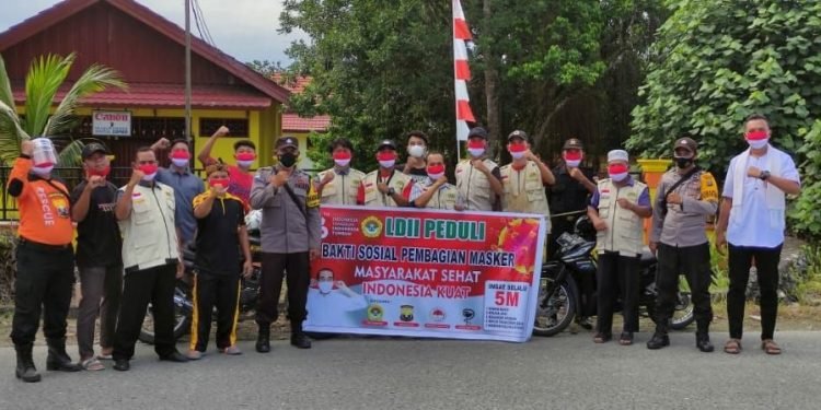Sambut HUT RI ke-76, Babinkamtibmas Distrik Prafi dan LDII Bagikan Masker Gratis
