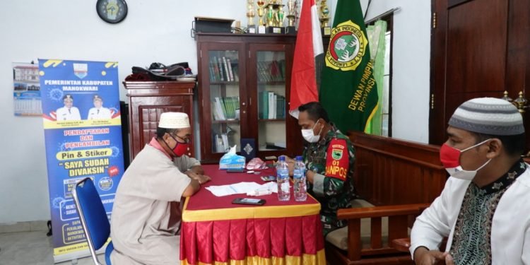 Dukung program vaksinasi, warga LDII Manokwari terima pin dan striker “saya sudah divaksin”