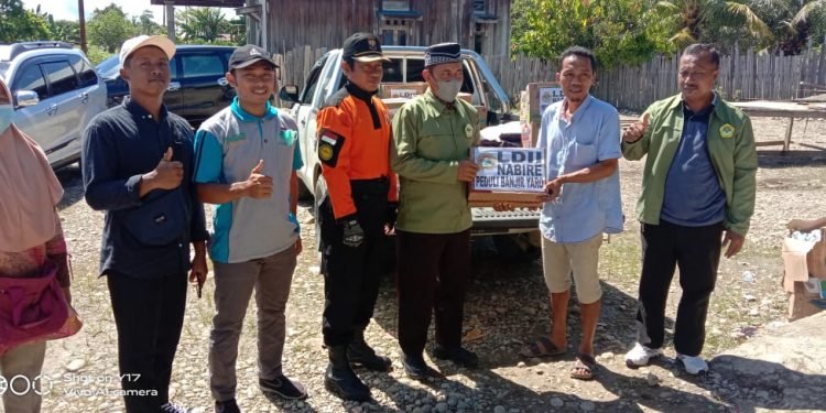 Peduli Korban Banjir Yaro, LDII Nabire Serahkan Bantuan Sembako