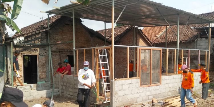 LDII Kalasan Bangunkan Rumah Warga Terdampak Covid-19