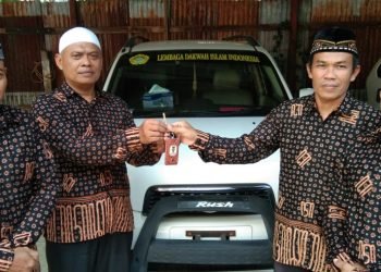 Bantuan Mobil Operasional oleh Dewan Penasehat LDII Kabupaten di terima Oleh Ketua LDII Nabire