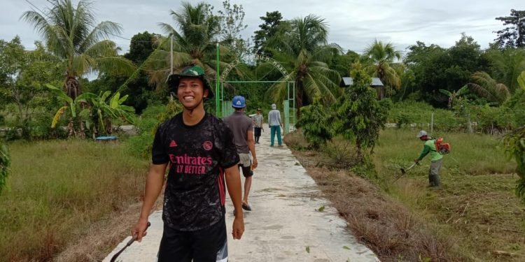 Warga PAC LDII Kampung Kali Semen Turut Serta Dalam Kerja Bakti di Pemakaman Umum