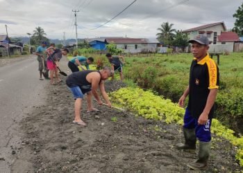 Warga LDII Bumiwonorejo Bersama Warga Sekitar Kerja Bakti Meratakan Timbunan Bahu Jalan