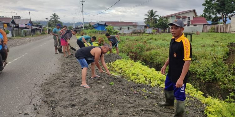 Warga LDII Bumiwonorejo Bersama Warga Sekitar Kerja Bakti Meratakan Timbunan Bahu Jalan