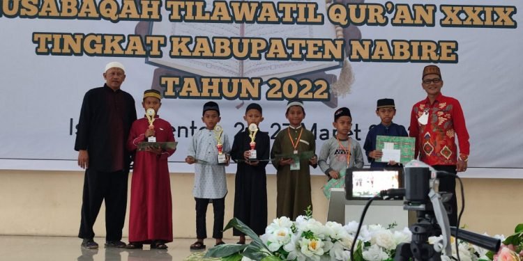Fadlan Naufal Abdillah Generus TPA Al-Muttaqin Kelurahan Bumiwonorejo saat menerima Apresiasi dari panitia MTQ
