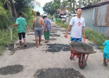 Warga PAC LDII Kelurahan Girimulyo Nabire Bersama Warga, Gotong Royong Perbaiki Akses Jalan