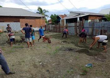 Pembersihan area lapangan tempat bermain generus remaja masjid Al-Muttaqin
