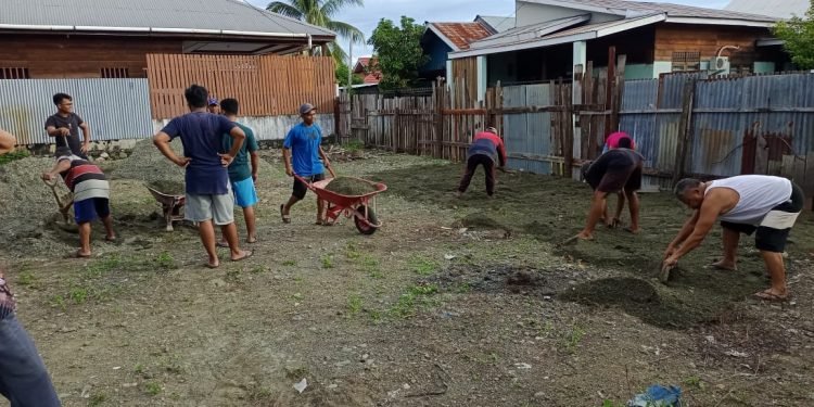 Pembersihan area lapangan tempat bermain generus remaja masjid Al-Muttaqin