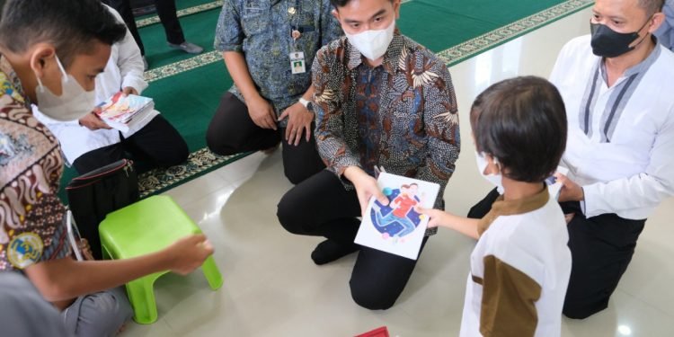 Walikota Surakarta Gibran Rakabuming Raka  melaksanakan kegiatan Safari Ramadhan ke Masjid Nurul Jannah