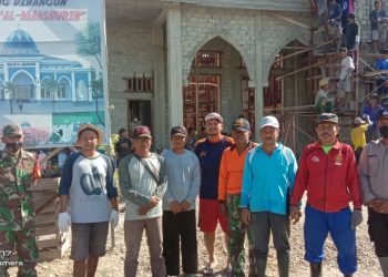 Masyarakat Kampung Kali Semen Bersama Warga LDII Gotong Royong Cor Ring Balok dan Ornamen Atap Masjid Al-Manshurin