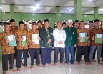 Ketua DMI Nabire bersama Ketua LDII Nabire pada acara pelantikan 6 Pengurus DKM Masjid