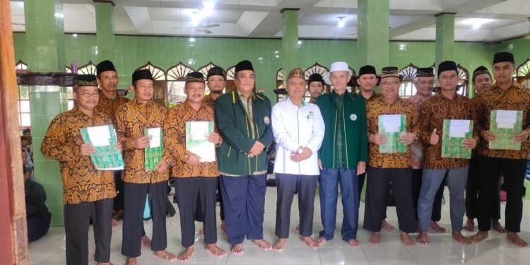 Ketua DMI Nabire bersama Ketua LDII Nabire pada acara pelantikan 6 Pengurus DKM Masjid