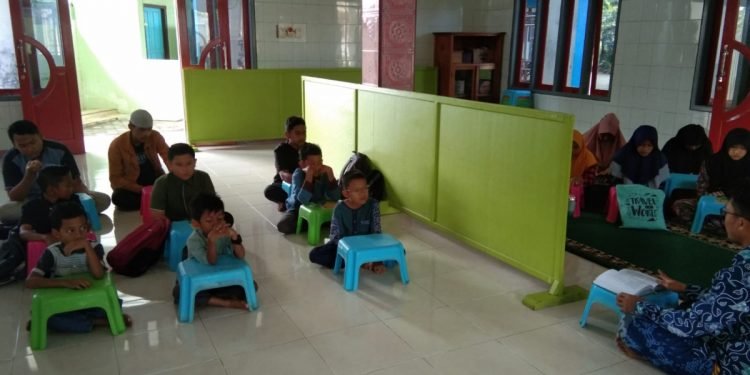 Kegiatan Asrama Kitab Tata Krama Remaja Masjid Al-Muttaqin Bumiwonorejo