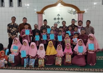 Puncak KBM Semester II TA.2022, TPA Al-Muttaqin Bumi Wonorejo Nabire Bagikan Raport Santri