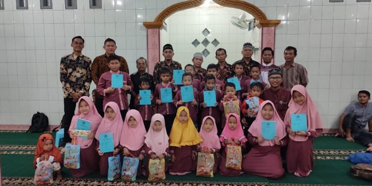 Puncak KBM Semester II TA.2022, TPA Al-Muttaqin Bumi Wonorejo Nabire Bagikan Raport Santri