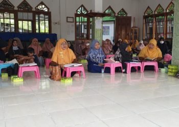Ibu-ibu dan Remaja Putri LDII antusias dalam mengikuti pengajian dengan materi Taharah