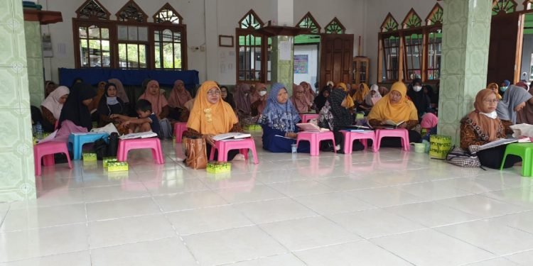 Ibu-ibu dan Remaja Putri LDII antusias dalam mengikuti pengajian dengan materi Taharah
