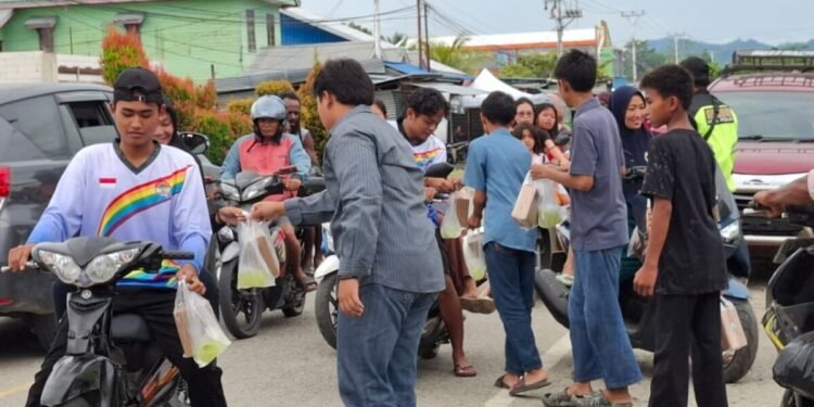 Semarakkan Ramadan, Generus LDII PAC Kalisemen Bagikan Takjil