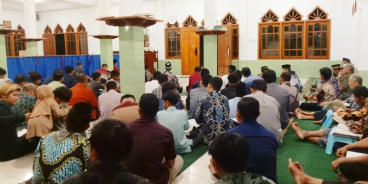 DPD LDII NABIRE MENGGELAR PENGAJIAN GABUNGAN JAMAAH MASJID BAITUL IZZA DAN JAMAAH MASJID AL-MANSHURIN