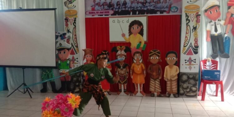 Atlet Cilik PERSINAS ASAD Nabire Tampil Dalam Acara Pelepasan Siswa