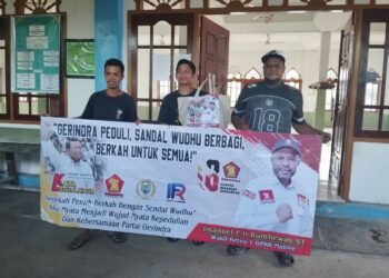 Wujudkan Kepedulian Nyata, Wakil Ketua I DPRK Nabire Salurkan Sedekah di Masjid Baitul Izza