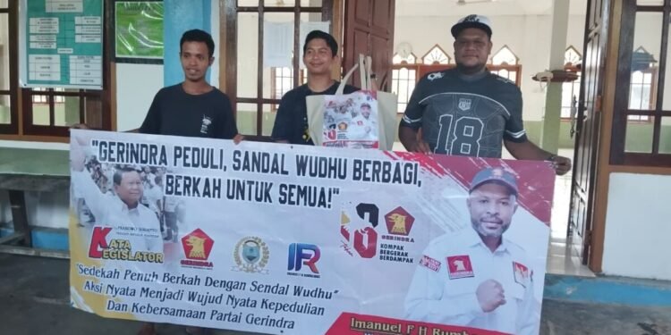 Wujudkan Kepedulian Nyata, Wakil Ketua I DPRK Nabire Salurkan Sedekah di Masjid Baitul Izza